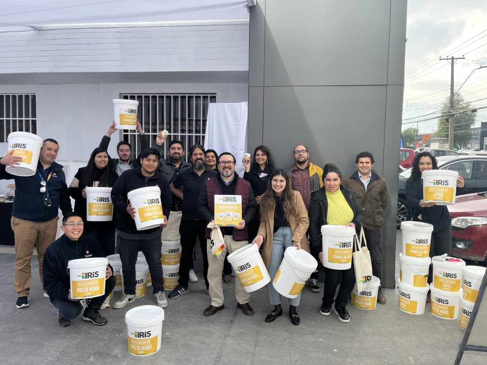El equipo de Iris con los envases de la línea Master Constructor